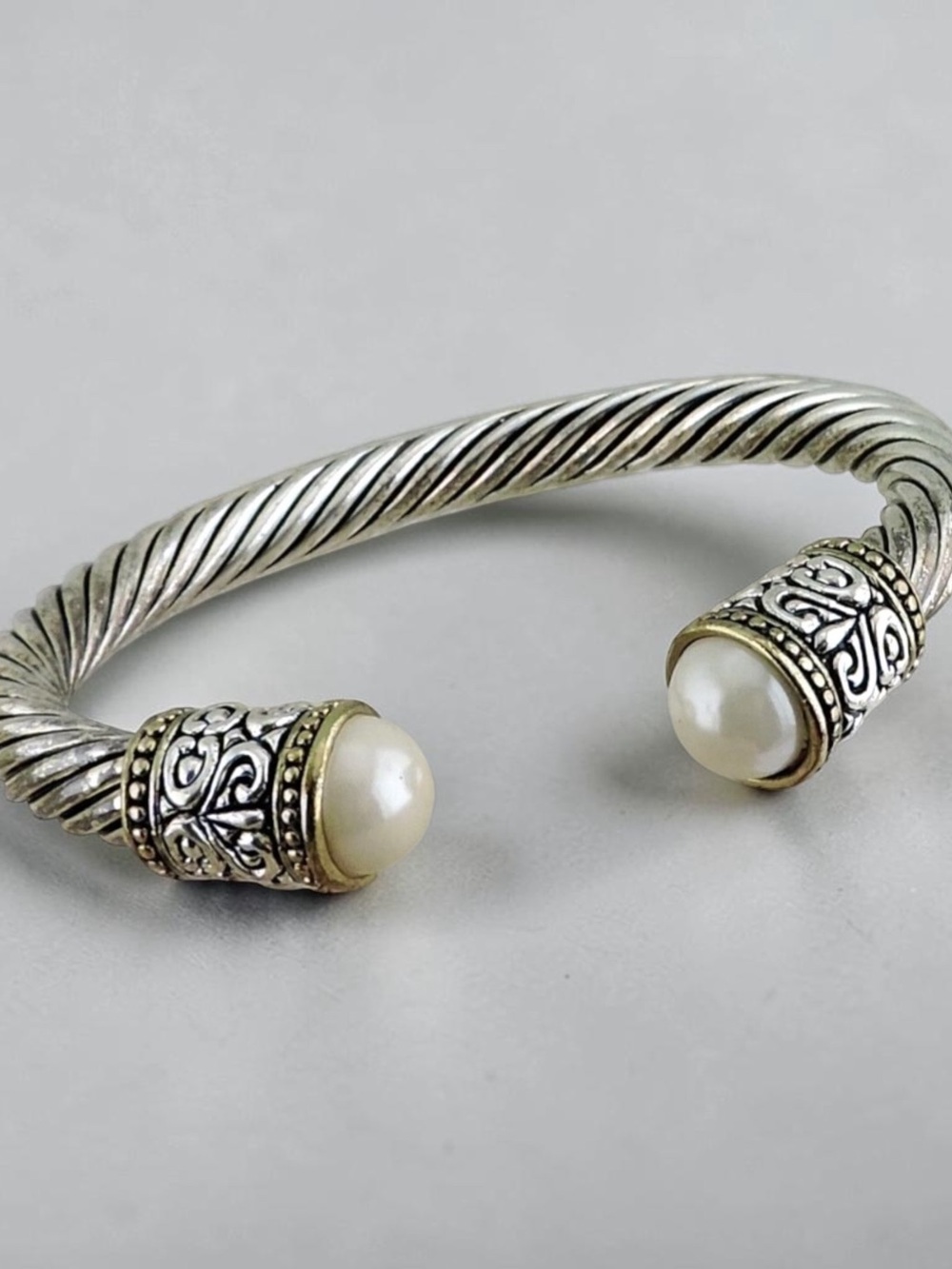 VNTG ESTATE Silver Gold Tone Faux Pearl Twisted Cable Wire Beaded Cuff Bracelet